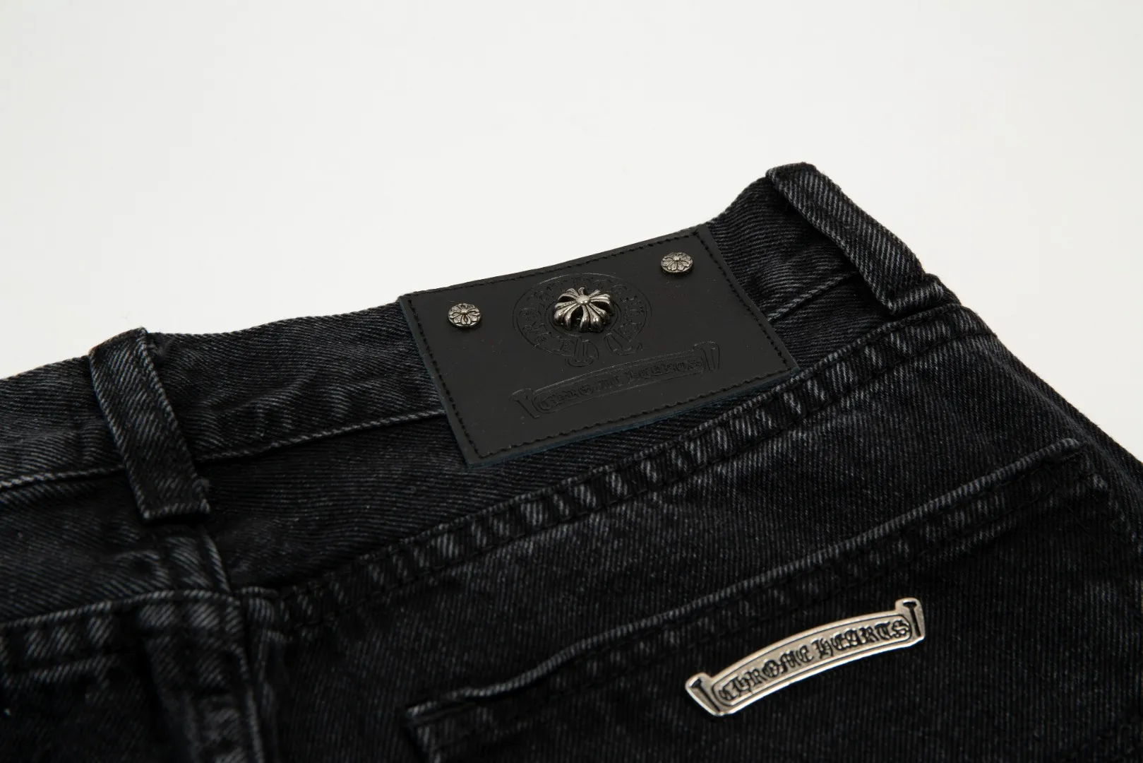 KE921#P180 The only correct leather label version on the market Chrome Hearts CH Cross embroidery distressed jeans Top ceiling quality 100% correct version The correct version is here!  Believe me this must be the best quality you will ever come across! ! Excellent value for money! !  Styles with different washes and textures are very friendly to people with thin legs and thick legs. The straight version is very flattering to the shape of the legs. The moderate length is timeless and easy to match. It is the basis of various styles and a must-have in the wardrobe! ! Add a little stacking to easily control the clean fit trend that has exploded this year. The fabric is stiff but also makes the upper body soft without losing texture. The sides and cuffs of some styles have a bone-wash effect. The vintage flavor pops up all at once. It’s really hard not to love it! ✅Correctly customize the Croxin metal leather label on the back panel. It is not sold directly with the cross on the finished jeans. 1:1 copying strives for excellence and the details are perfectly grasped. ✅The cross leather label is clear and smooth. Exquisite turning top craftsmanship. ✅Buttons, zippers and hardware are all customized versions of the Croxin LOGO. ✅High-cost washing process. Size: 28 30 32 34 36 (5 sizes)
